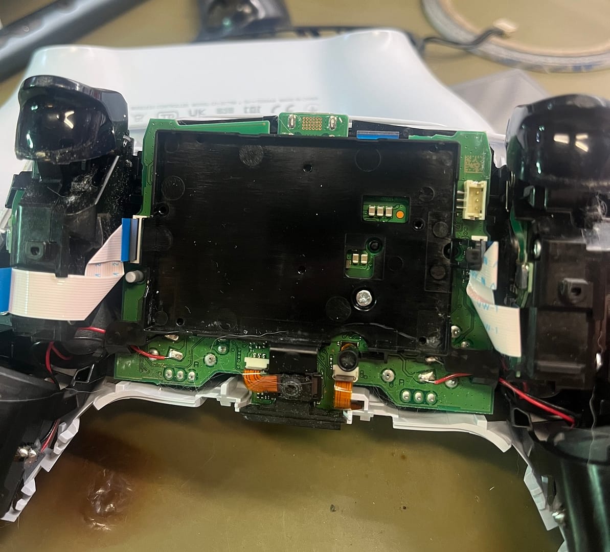 PlayStation 5 (PS5) DualSense trådlös kontroll - byte av laddnings porten USB-C - Bild 2