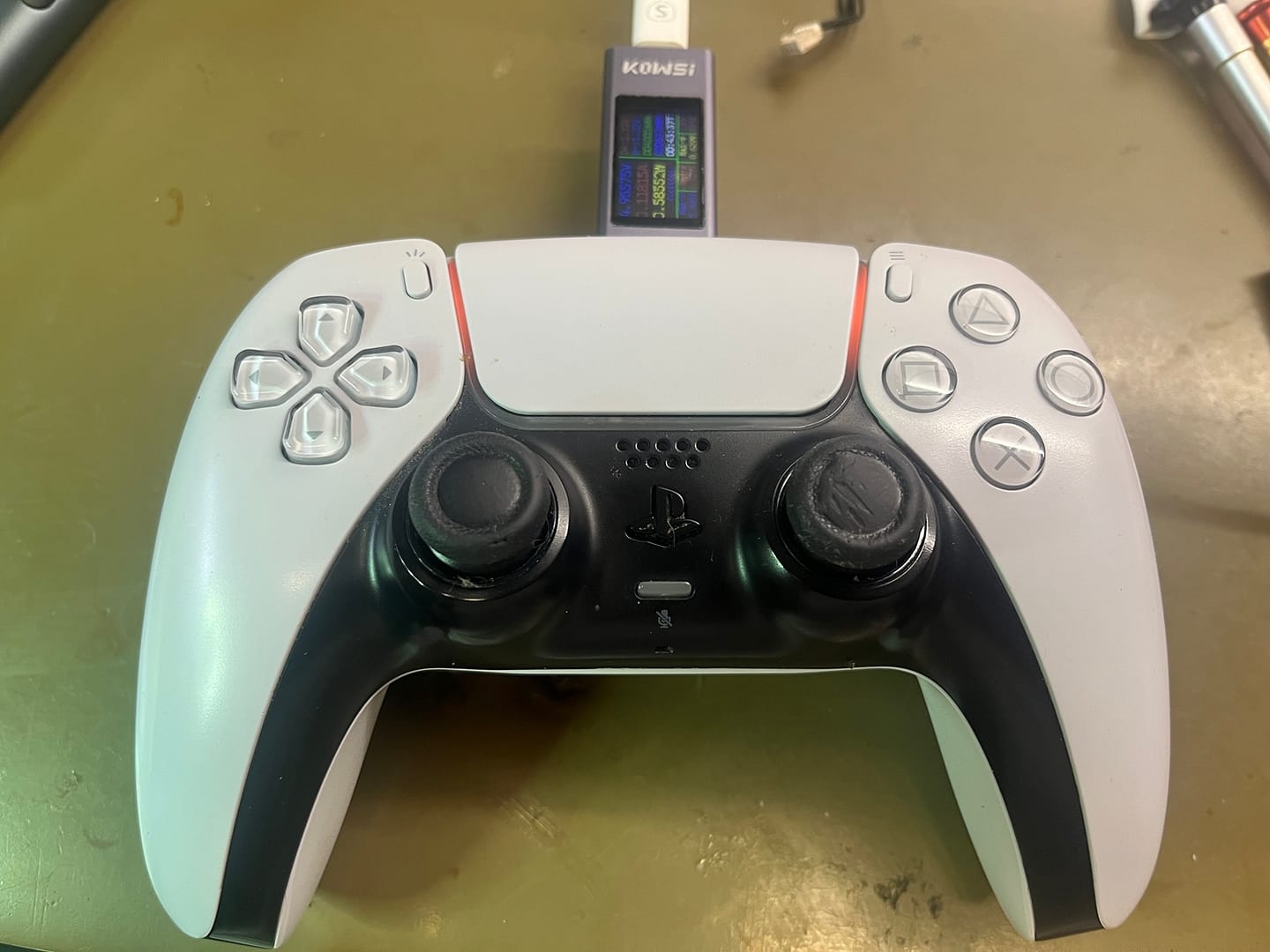 PlayStation 5 (PS5) DualSense trådlös kontroll - byte av laddnings porten USB-C - Bild 3